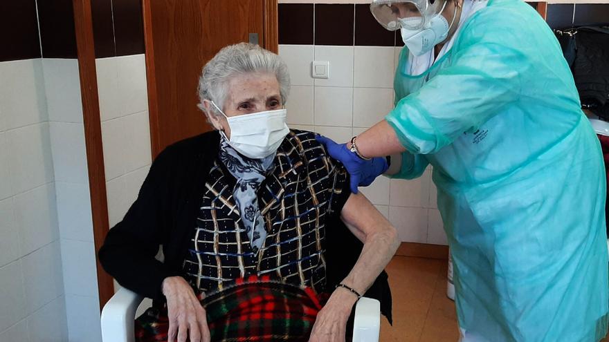 Alberic 2020. Pepica Peris, vecina de Alberic, se convirtió a sus 90 años en la primera ciudadana de la comarca en recibir la vacuna contra la Covid el 30 de diciembre de 2020. La pandemia cambió las vidas de todos.