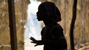 Fati, una niña nigeriana de 15 años que escapó a un secuestro de Boko Haram, en un campo de refugiados del norte de Camerún, el pasado 5 de abril.