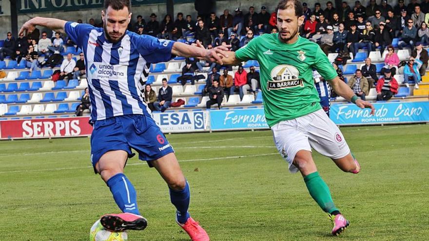 El mediocentro Jony Ñíguez protege el balón presionado por el delantero del Novelda Gato, autor del tanto del empate.