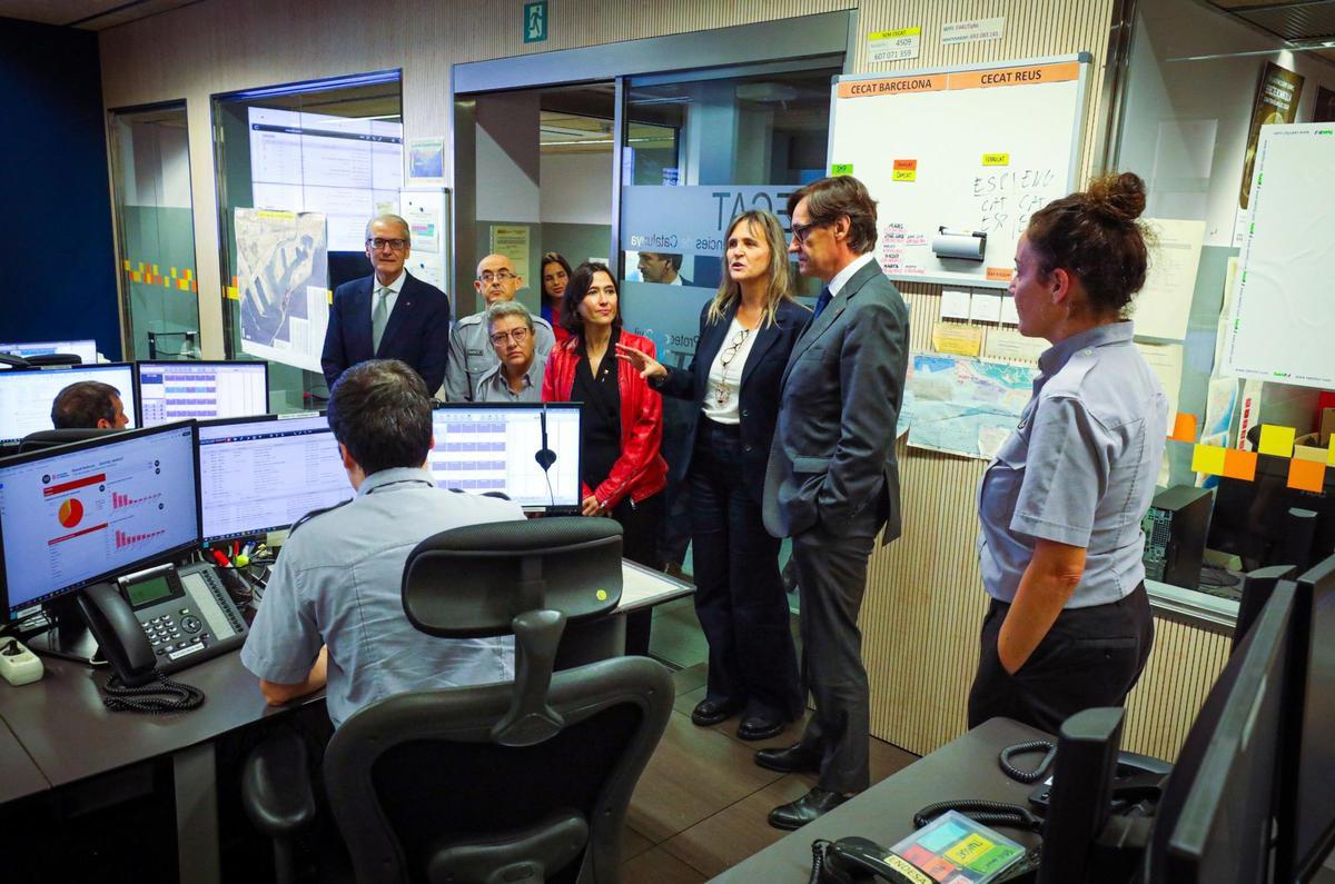 El president Salvador Illa i la consellera de Interior Núria Parlon en el Centre de Coordinació Operativa de Catalunya (CECAT). El president Salvador Illa i la consellera de Interior Núria Parlon en el Centre de Coordinació Operativa de Catalunya (CECAT).