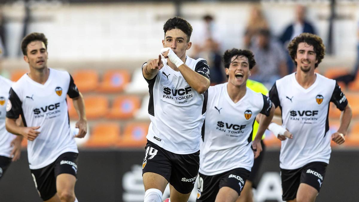 Diego López celebra un gol con el Valencia Mestalla