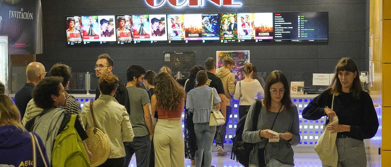 Joves fent cua per anar al cinema a Girona, en una imatge d&#039;arxiu.