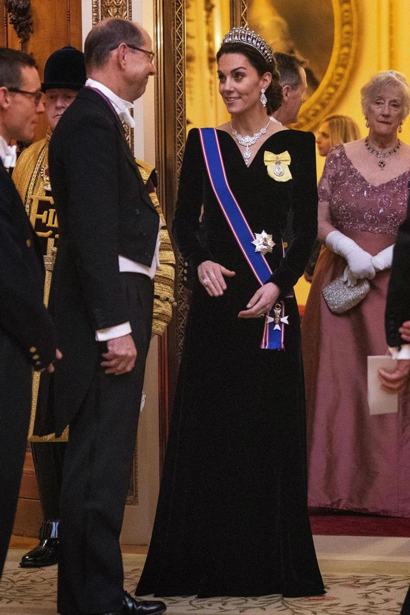 Kate Middleton con vestido de terciopelo negro
