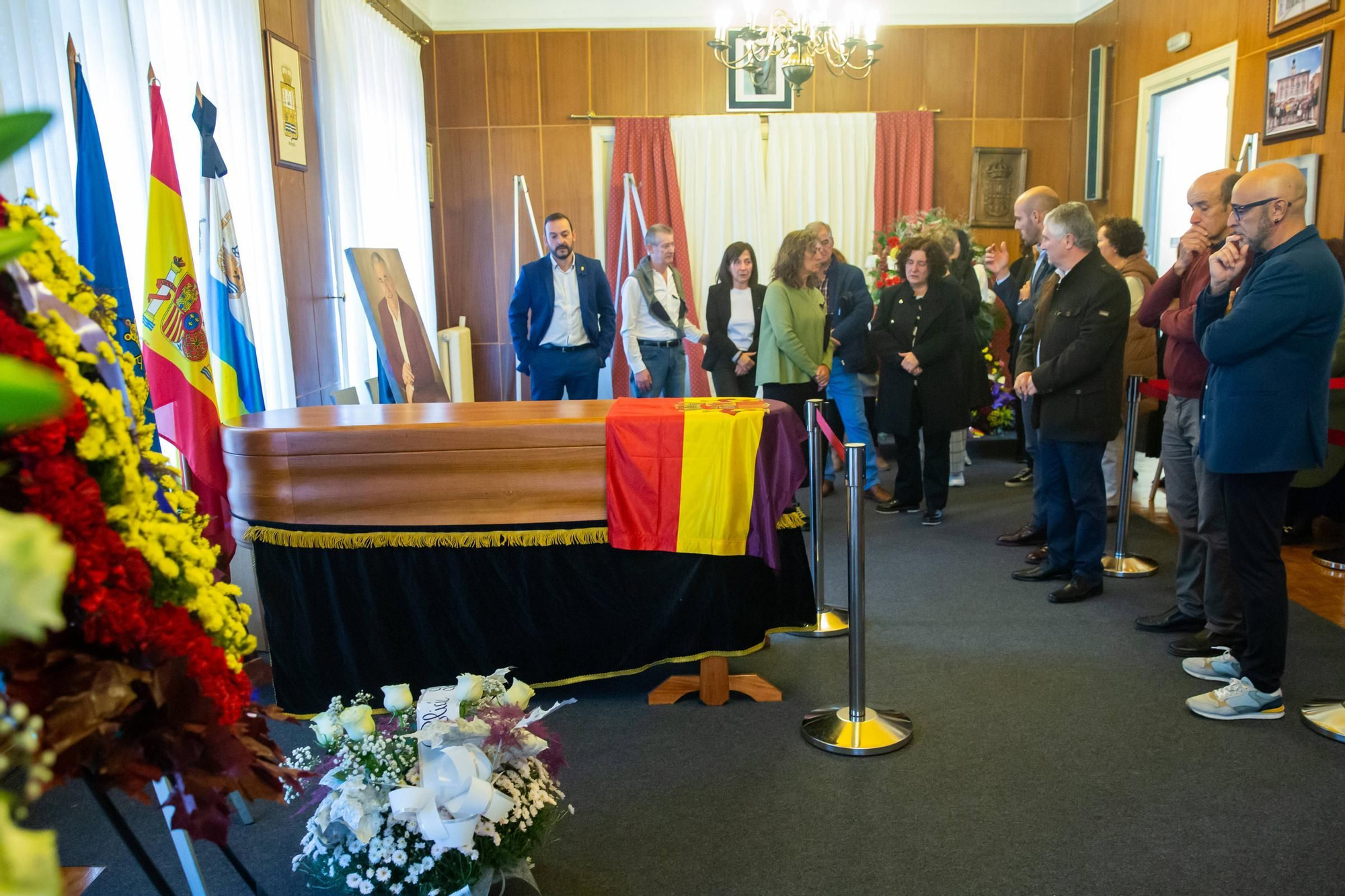 La capilla ardiente de Aníbal Vázquez en el Ayuntamiento de Mieres