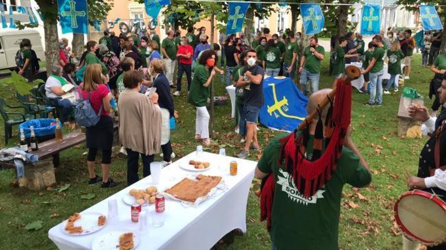 Sidra, empanadas y gaita: así celebró Somao el galardón al Pueblo Ejemplar