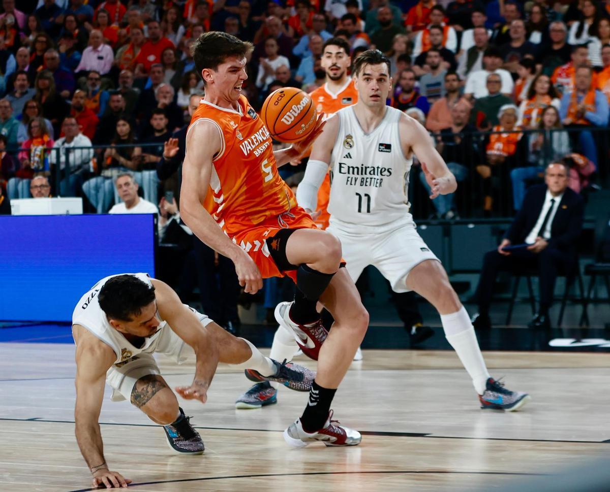 De Larrea, al recibir una falta de Campazzo.