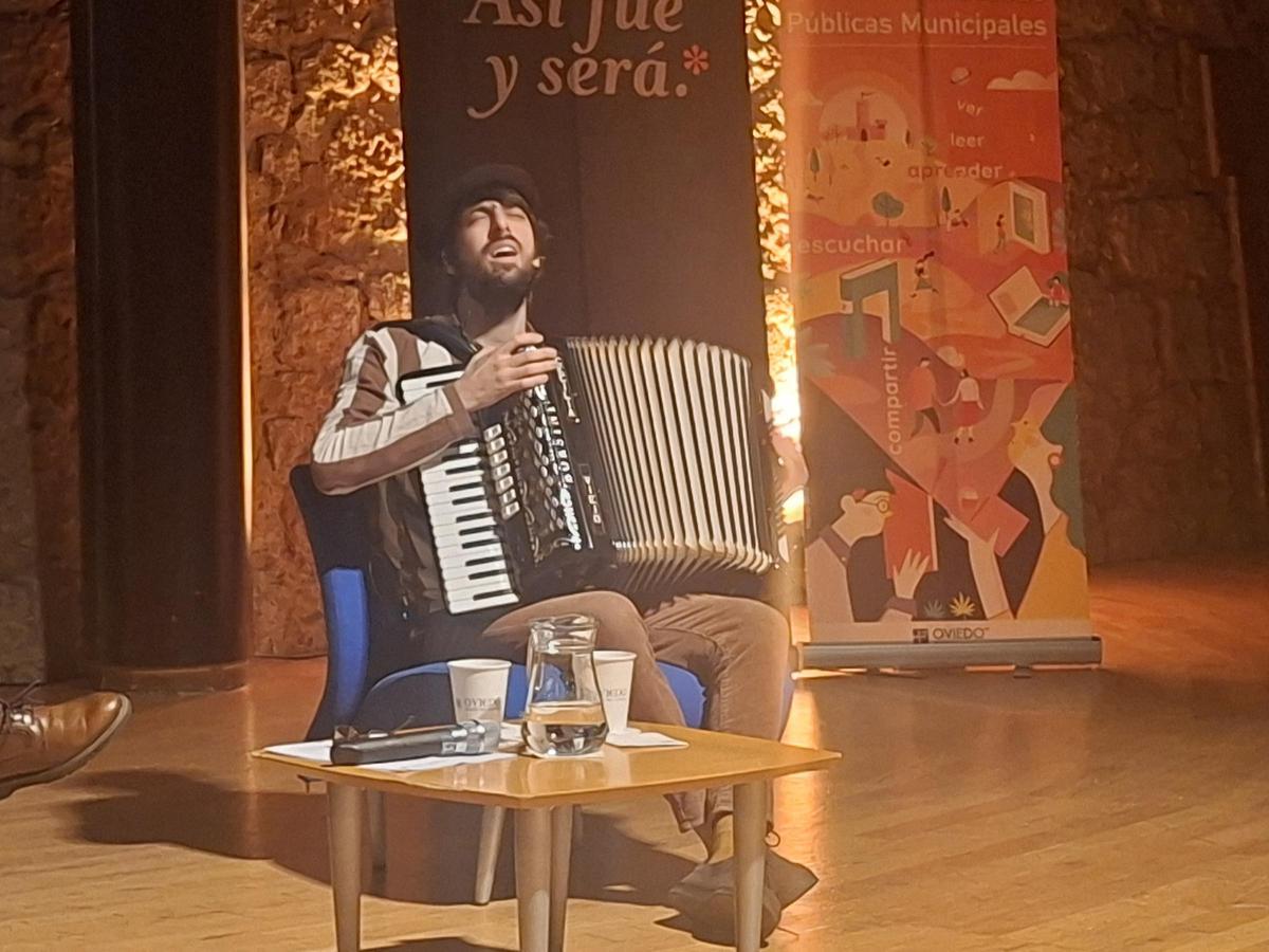 Uclés, cantando con el acordeón, para despedir el acto.