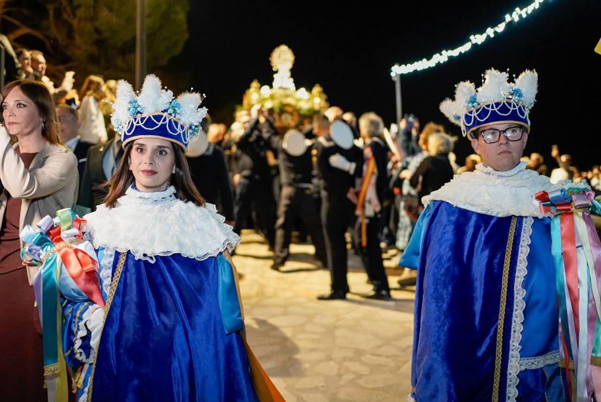 la escolta de la patrona, por primera vez con presencia femenina, en la "Baixà" de la tarde-noche del sábado.