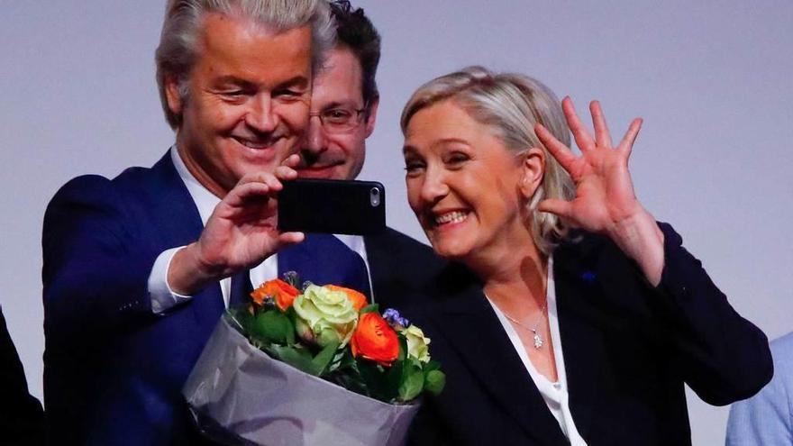 Wilders se fotografía con la francesa Le Pen, en una reunión ultraderechista en Coblenza (Alemania).