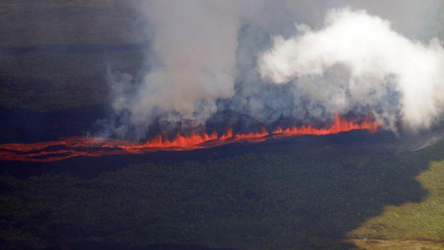 El volcán Fernandina, situado en la isla del mismo nombre, en el archipiélago ecuatoriano de Galápagos, entró en un nuevo periodo de erupción, informó hoy, 11 de abril de 2009, el Instituto Geofísico (IG) de la Escuela Politécnica Nacional. EFE/Parque Nacional Galapagos