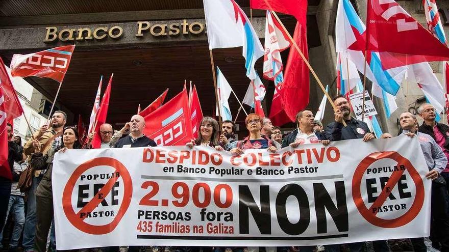 Una protesta de trabajadores gallegos de Banco Popular y Pastor contra el ERE. // Óscar Corral