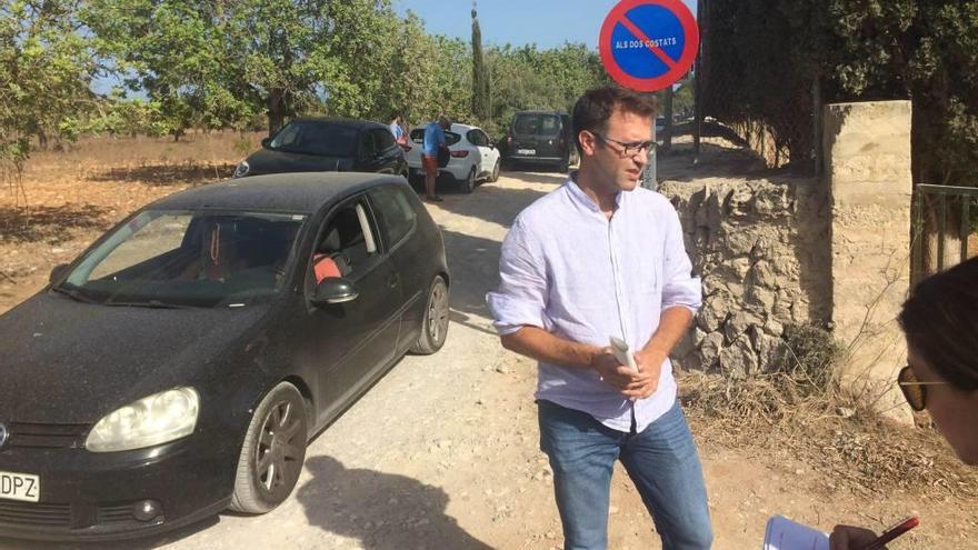 El alcalde Oliver explicó ayer, in situ, las primeras medidas para preservar la emblemática Cala Varques.