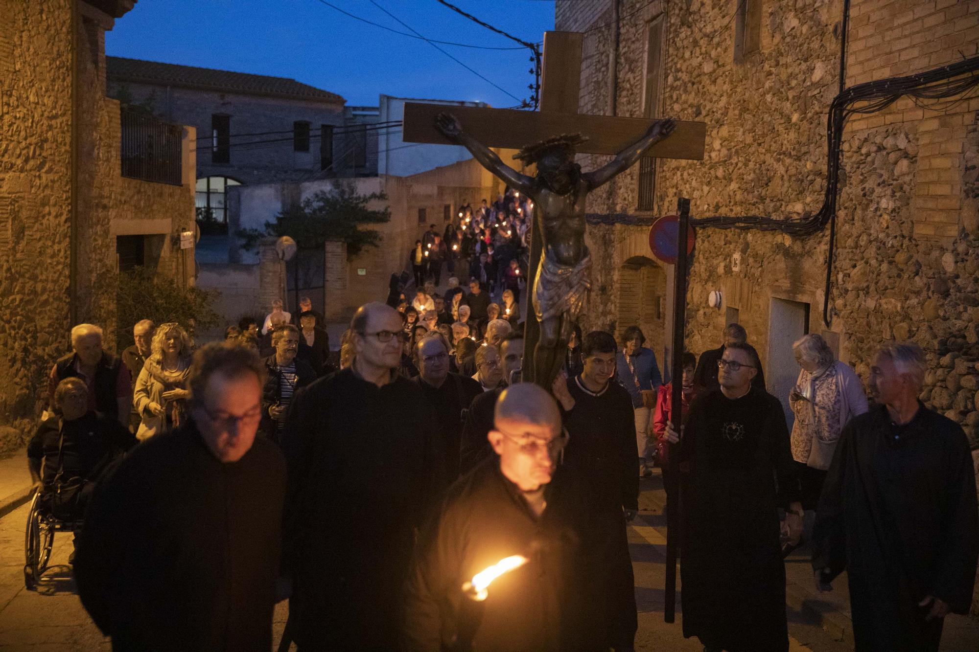 Peralada treu al Sant Crist Negre en processó invocant la pluja