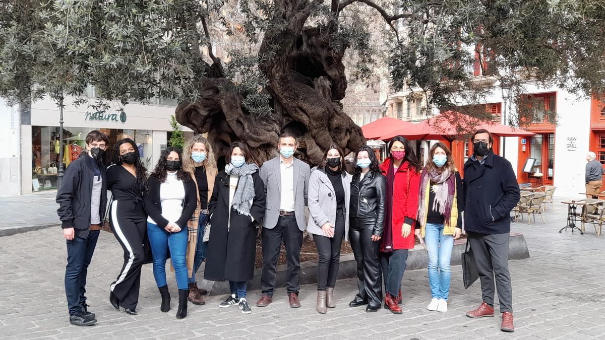 El concejal Llorenç Carrió con un grupo de alumnos del club de lectura del colegio Sant Josep Obrer