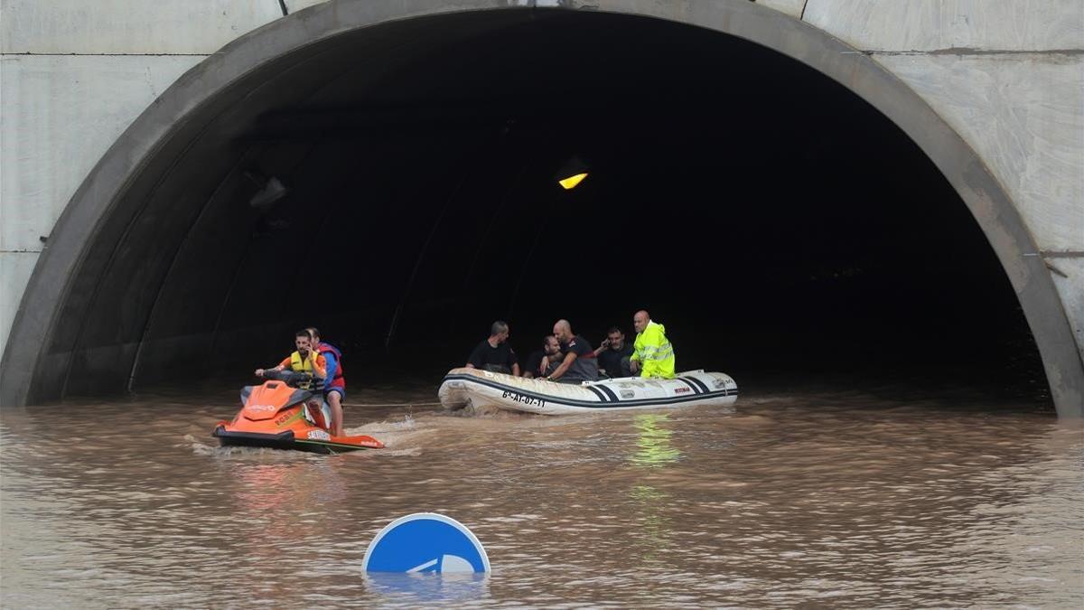 Vídeo | Rescatados varios conductores de un túnel de la AP7 en Alicante