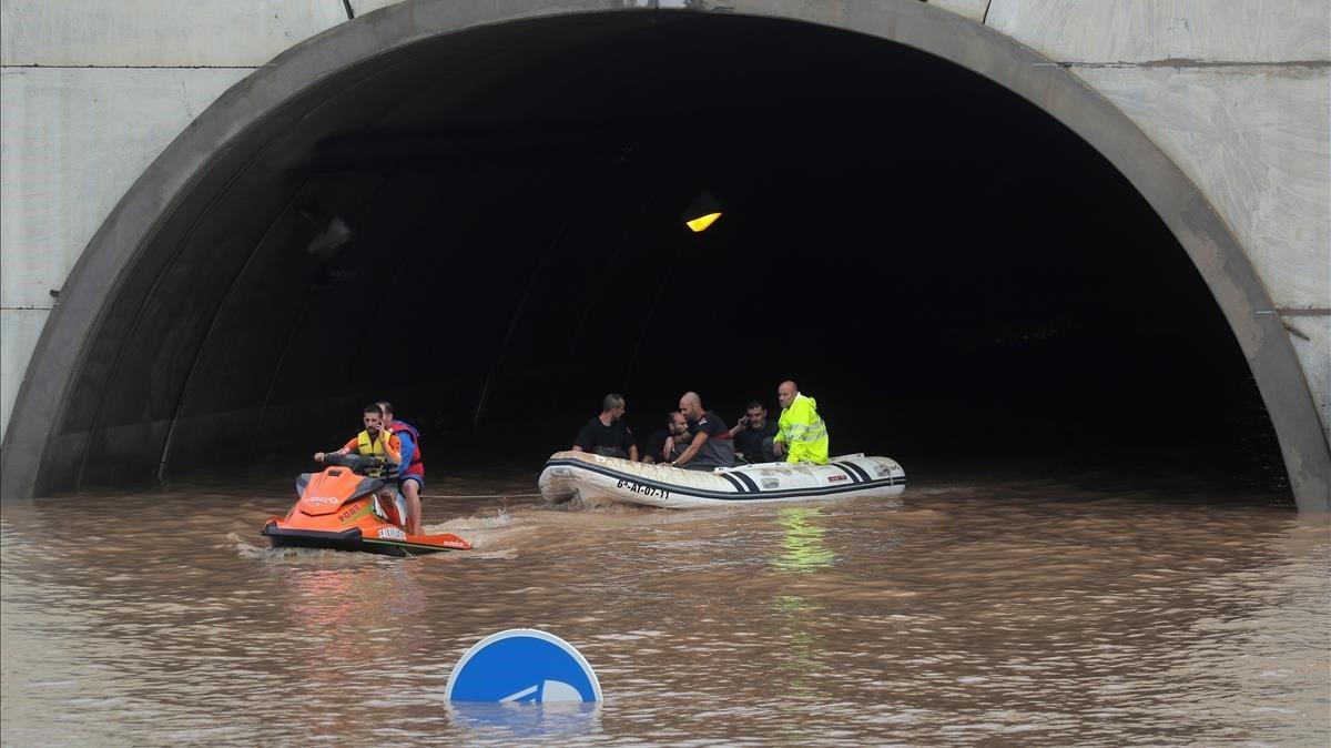 zentauroepp49838016 rescue workers on a boat rescue a person who was stranded in190913111358