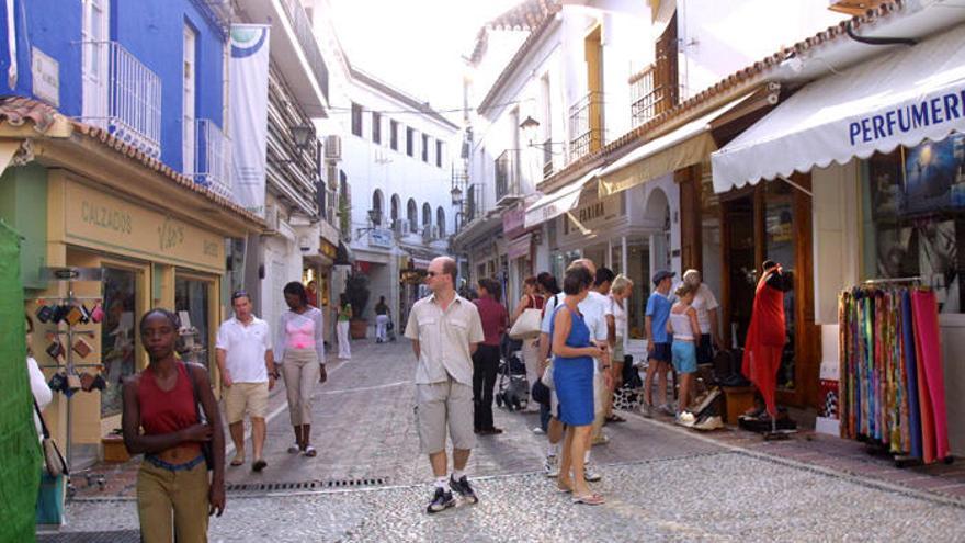 Turistas pasean por el casco antiguo de Marbella.