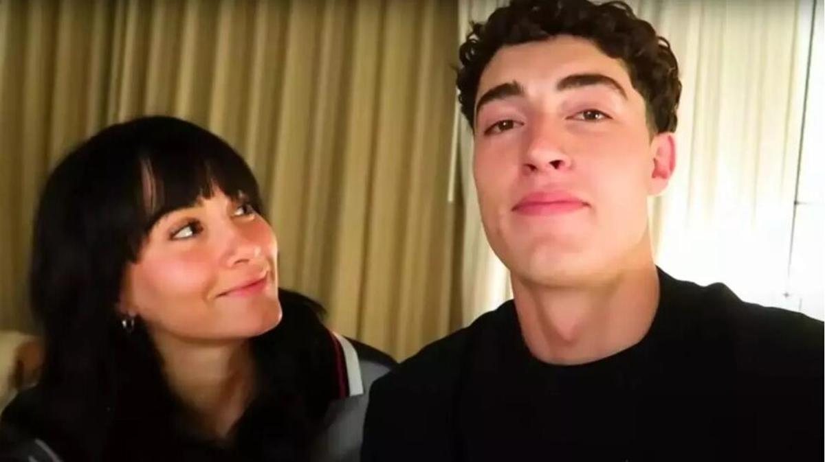 Captura de pantalla del vídeo de YouTube de la cantante Aitana y el youtuber Daniel Alonso, más conocido como Plex, en una habitación de hotel en Nueva York, el pasado 18 de mayo