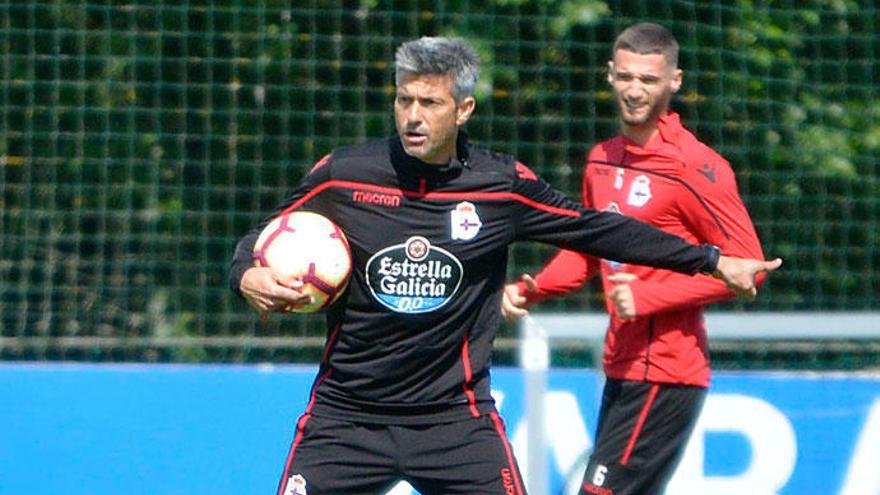 José Luis Martí da indicaciones durante el entrenamiento de ayer en Abegondo.