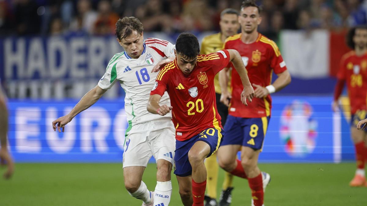 Barella pugna con Pedri durante la última Eurocopa