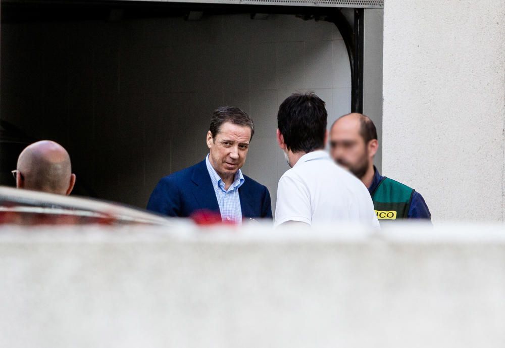 Zaplana llega a Benidorm escoltado por la Guardia Civil para el registro de su chalé