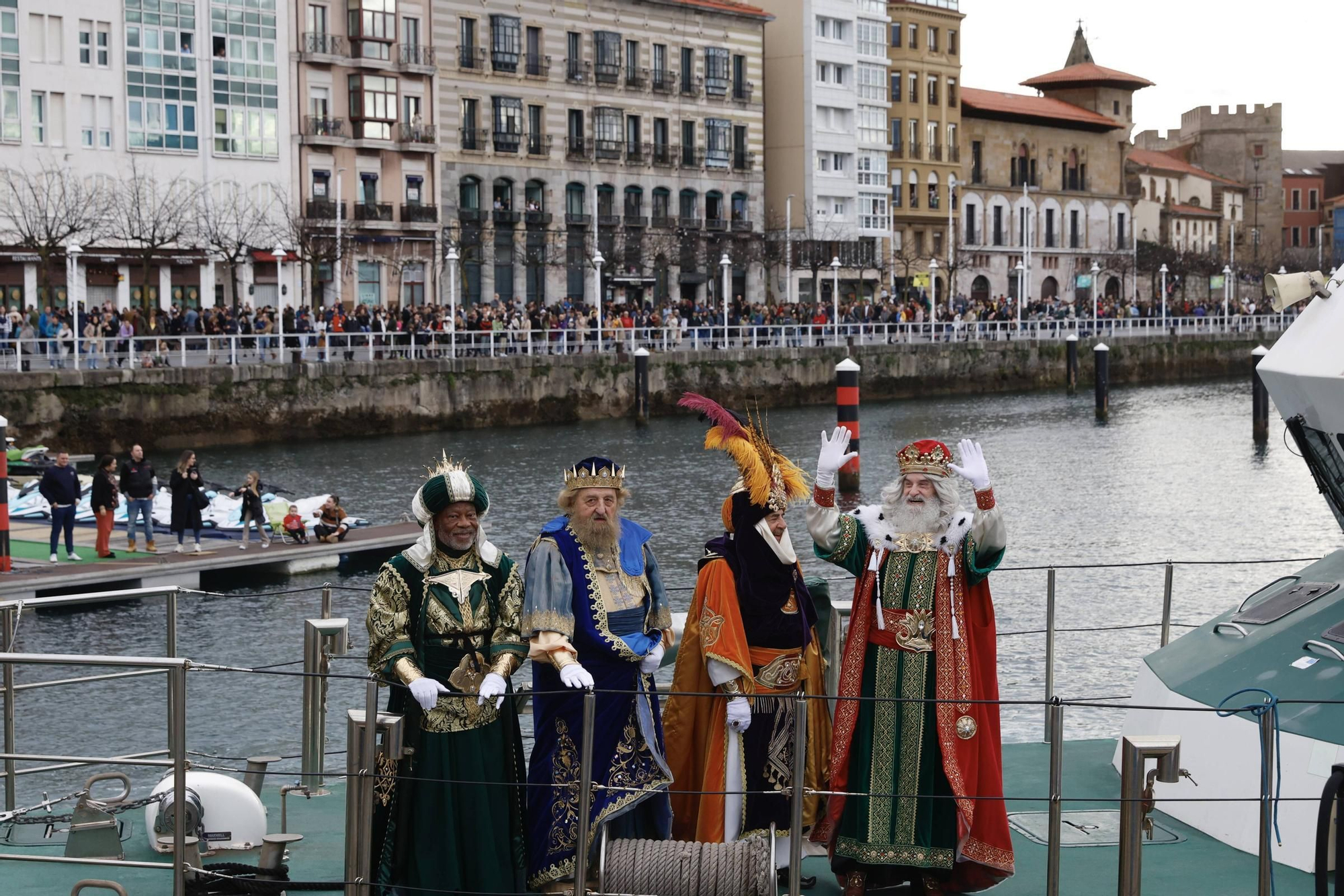 En imágenes: Los Reyes Magos desembarcan en Gijón