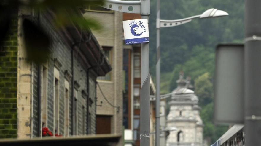 Un cartel de wifi gratis en la zona del Ayuntamiento de Mieres.