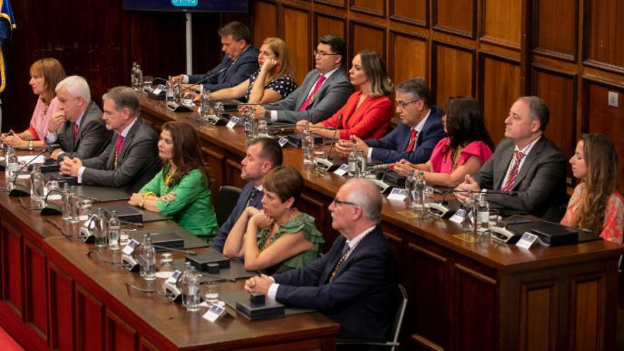 Los consejeros de NC, delante, y del PSOE, durante la constitución del Cabildo