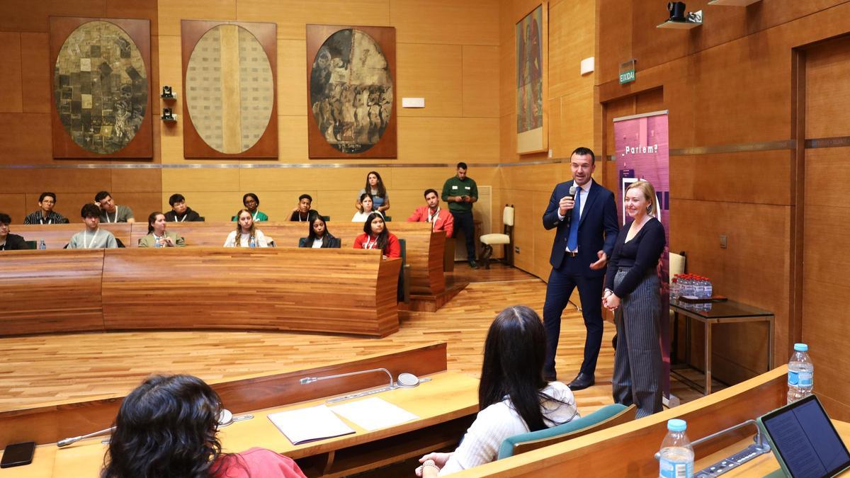 Mompó y Enguix, durante la sesión celebrada este lunes en la diputación.