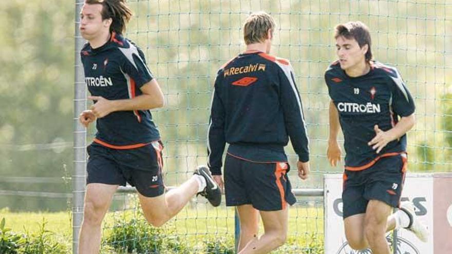 Michu se ejercita junto a Rubén,de espaldas, y Vila antes de participar en el duelo ante el filial.