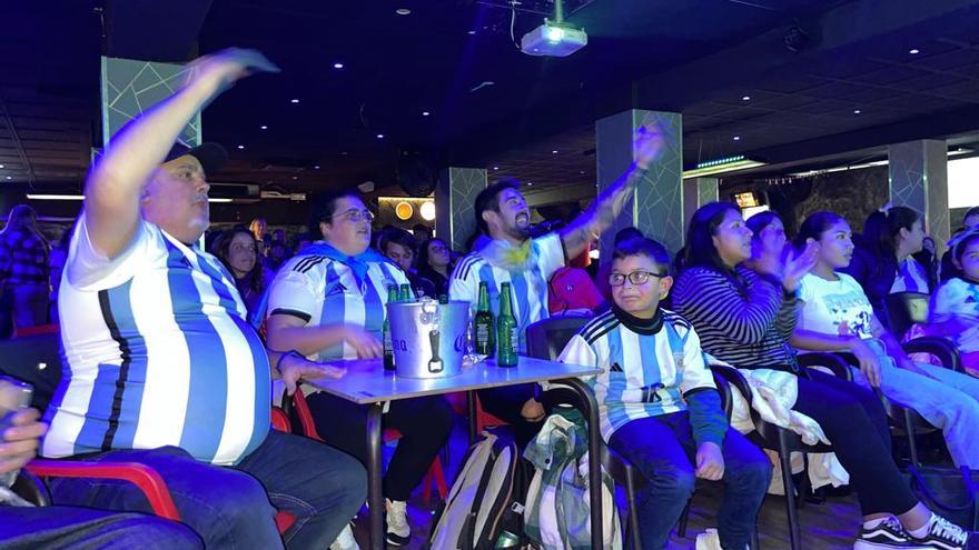 La afición argentina de Mallorca vibra en el bar Millennium Sports de Palma con la victoria albiceleste ante Australiaa