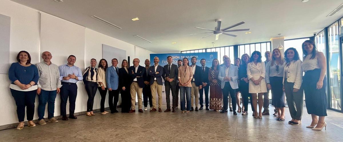 Asistentes al acto celebrado en el Club Náutico de Lo Pagán, con representantes de las principales asociaciones turísticas regionales y empresarios del sector.
