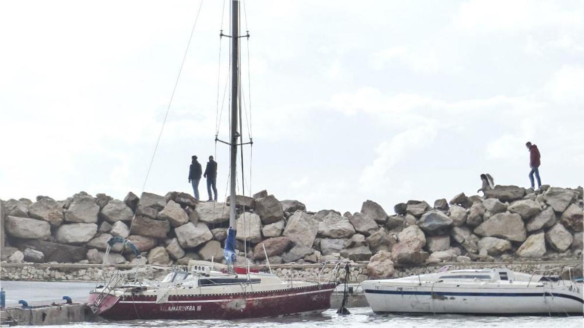 Una ola golpea a turistas que hacían fotos del temporal en Calp
