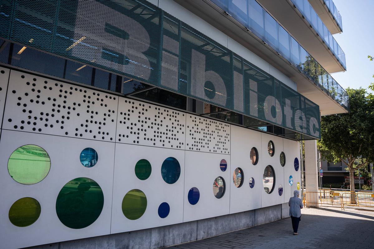 La Biblioteca Canyadó i Casagemes-Joan Argenté, un dels 11 refugis climàtics a Badalona.