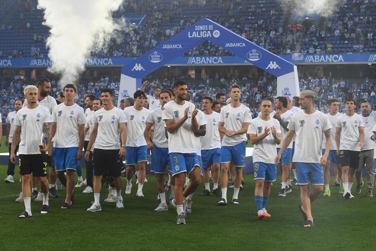 Así fue la invasión de aficionados en el campo en la celebración tras el partido en Riazor