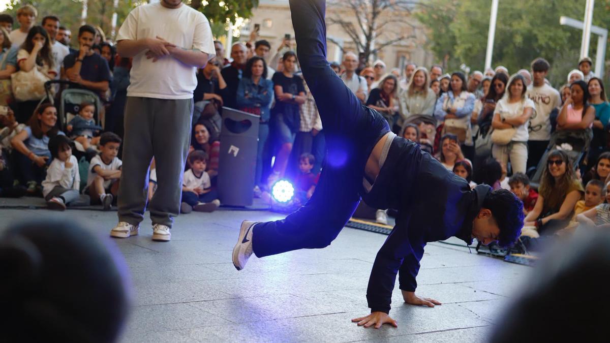 Las batallas de danza urbana han conrgegado a mucha gente en la plaza Aragón.