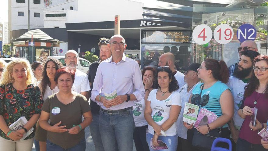 Eduardo Zorrilla, junto a miembros y simpatizantes de Adelante Málaga, este lunes.