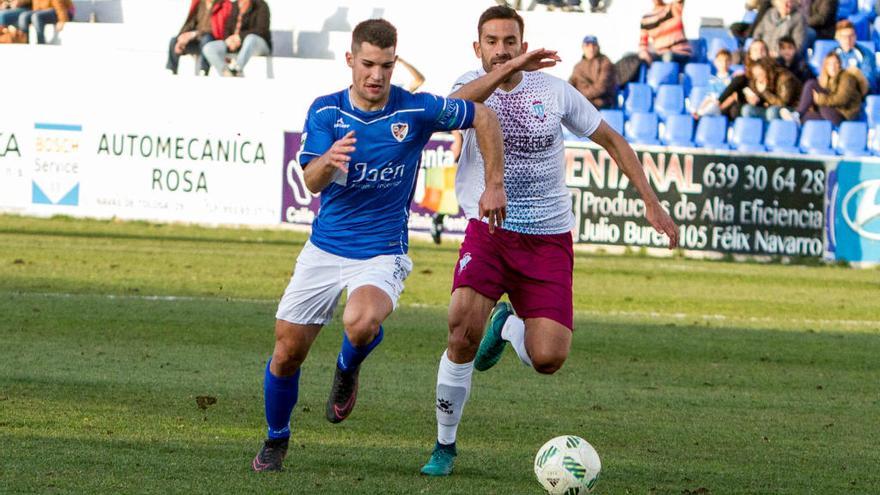 Robles defiende a Luis Lara, autor del primer gol.