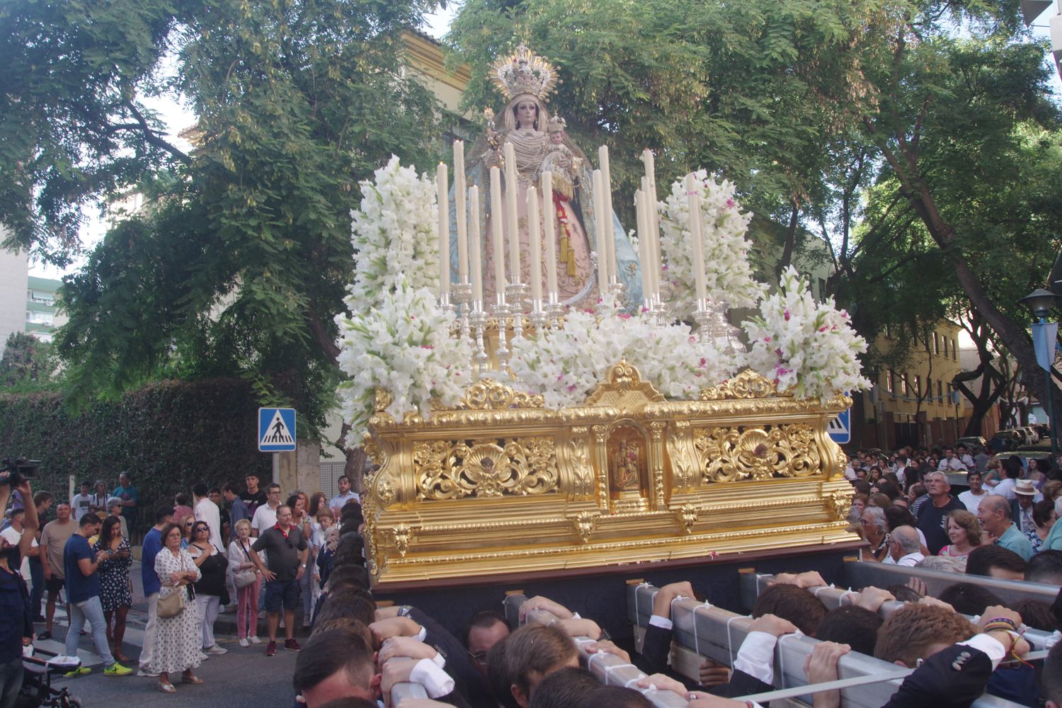 La Virgen del Rosario bendice las calles de El Palo en su procesión