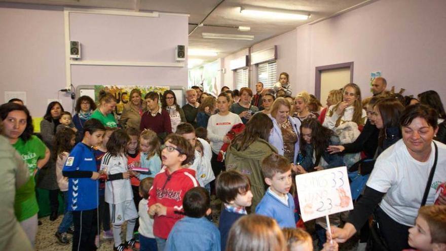 Profesores, padres, niños y vecinos, tras iniciarse el encierro en el colegio de El Bosquín.