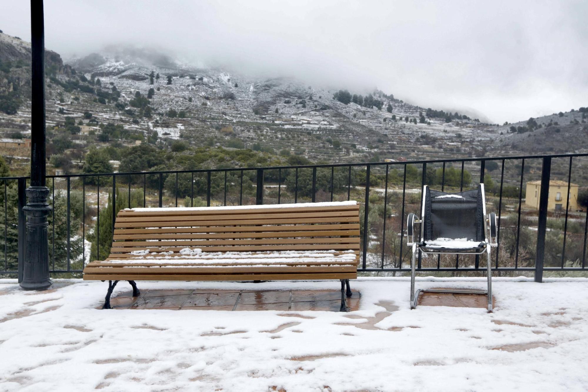 La nieve cubre de blanco el interior y las montañas de la Marina Baixa