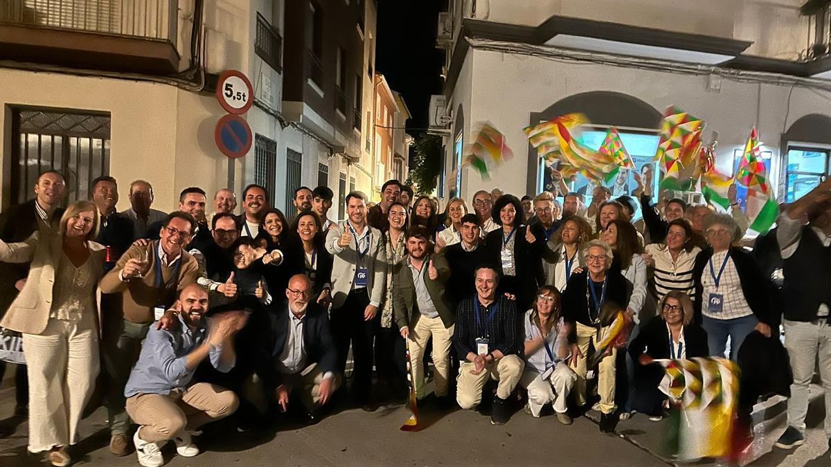 Los populares egabrenses, celebrando la victoria en la puerta de su sede.