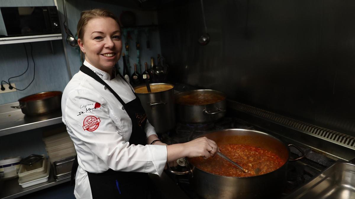 Cristina Rey, en su establecimiento, cocinando los callos.