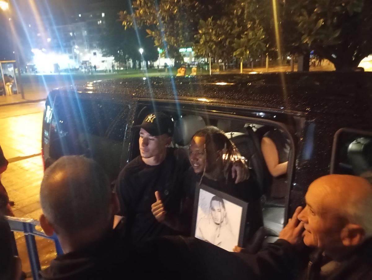 El artista con el joven castrillonense.