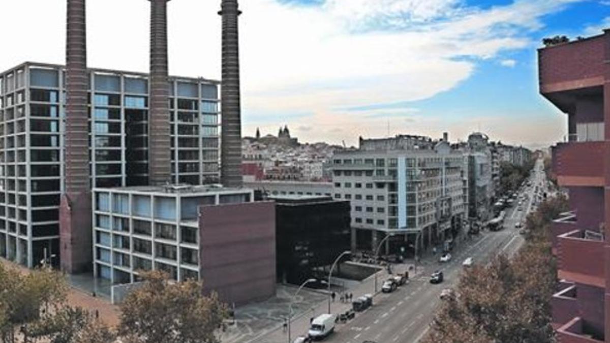 La avenida del Paral·lel que se reformará a lo largo del 2014 vista a la altura de los jardines de las Tres Xemeneies, ayer.