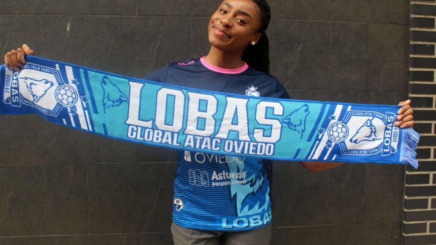 Lisa Chiagozie, con la camiseta y la bufanda del Lobas Oviedo.  |