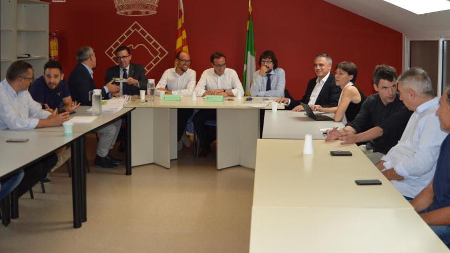 El conseller Josep Rull amb autoritats berguedanes al Consell Comarcal aquest dimecres