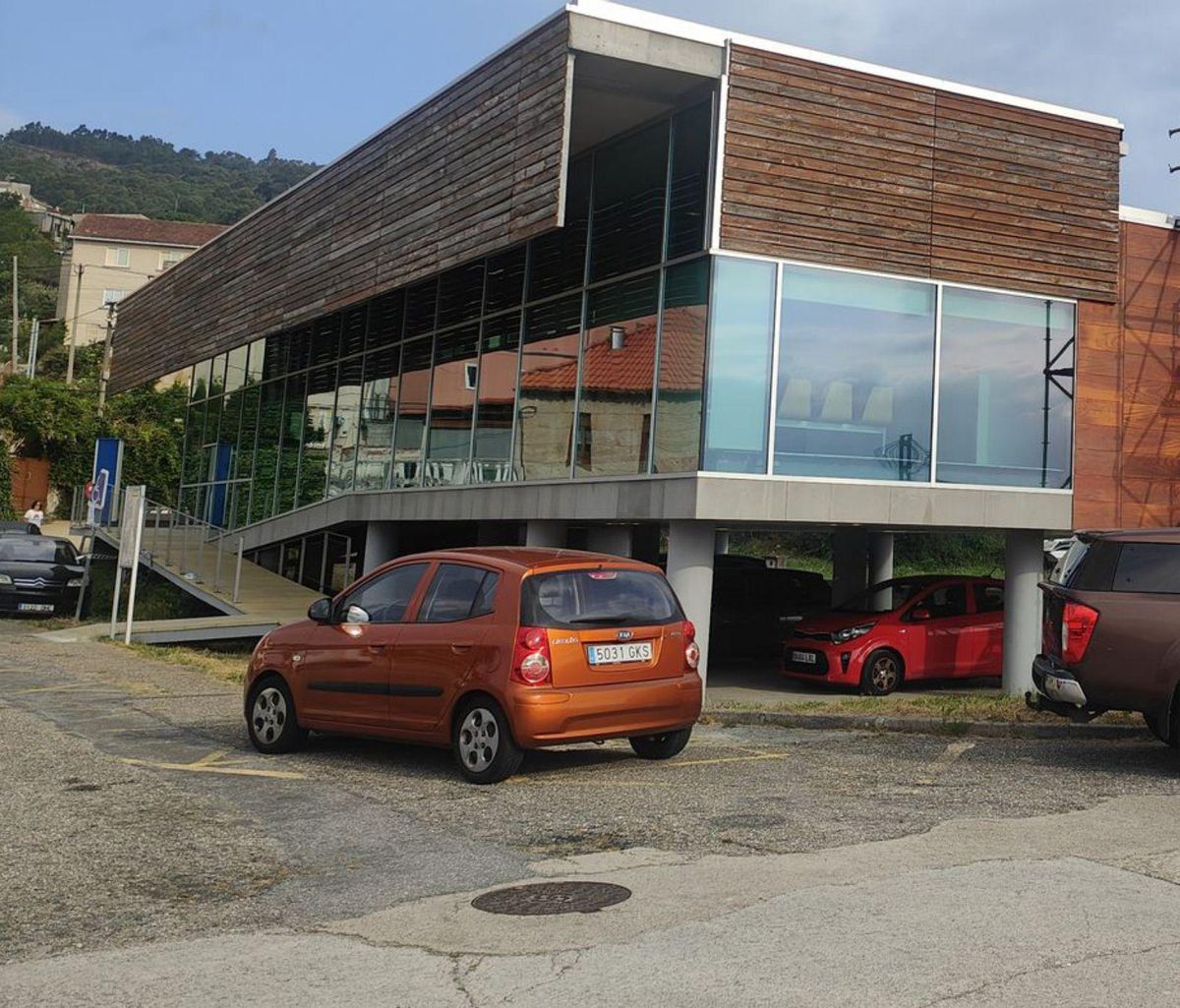 La dotación de Domaio, con su renovada rampa de acceso.