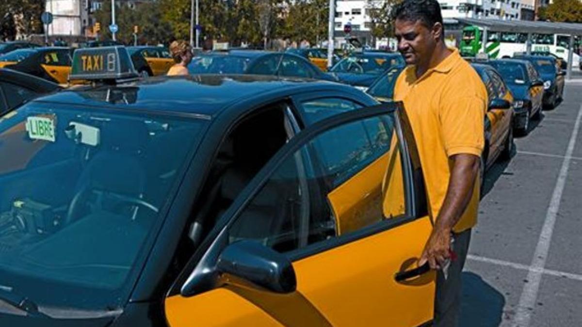 Un taxista de origen paquistaní espera su turno en la cola de la parada de la estación de Sants, ayer.