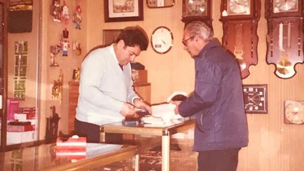 Bautista Cardell, atiende detrás del mostrador, en la relojería Cardell, de su propiedad.